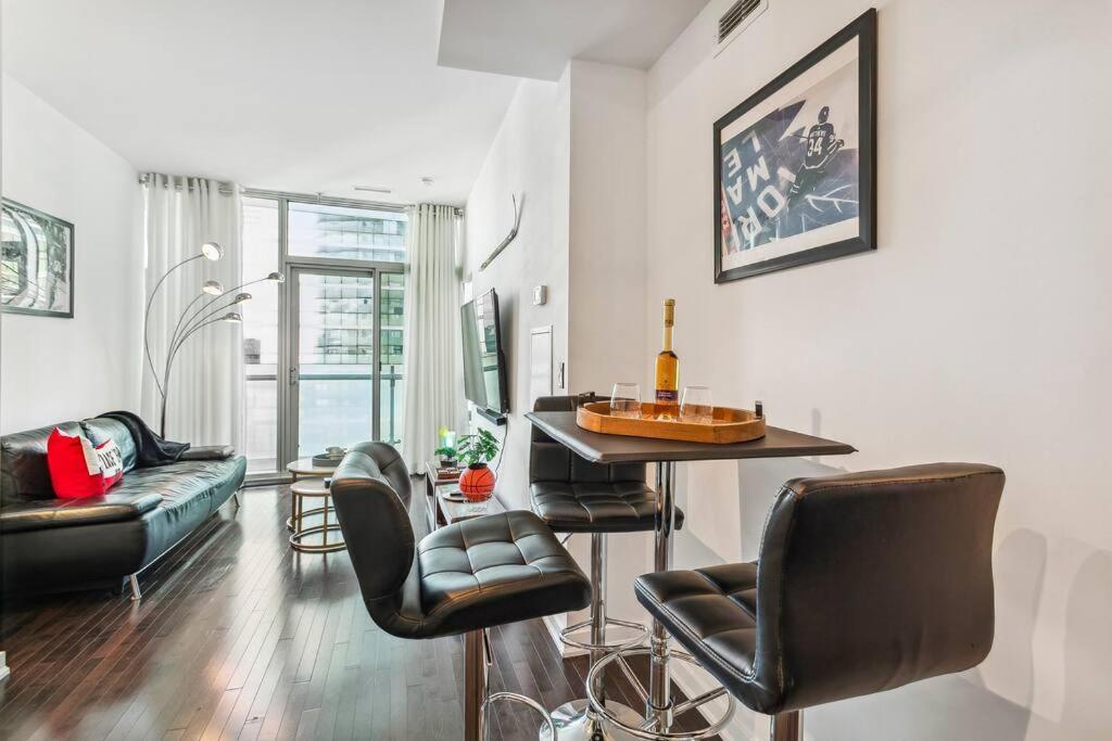 Luxury - Steps To Everything - Balcony View * Toronto