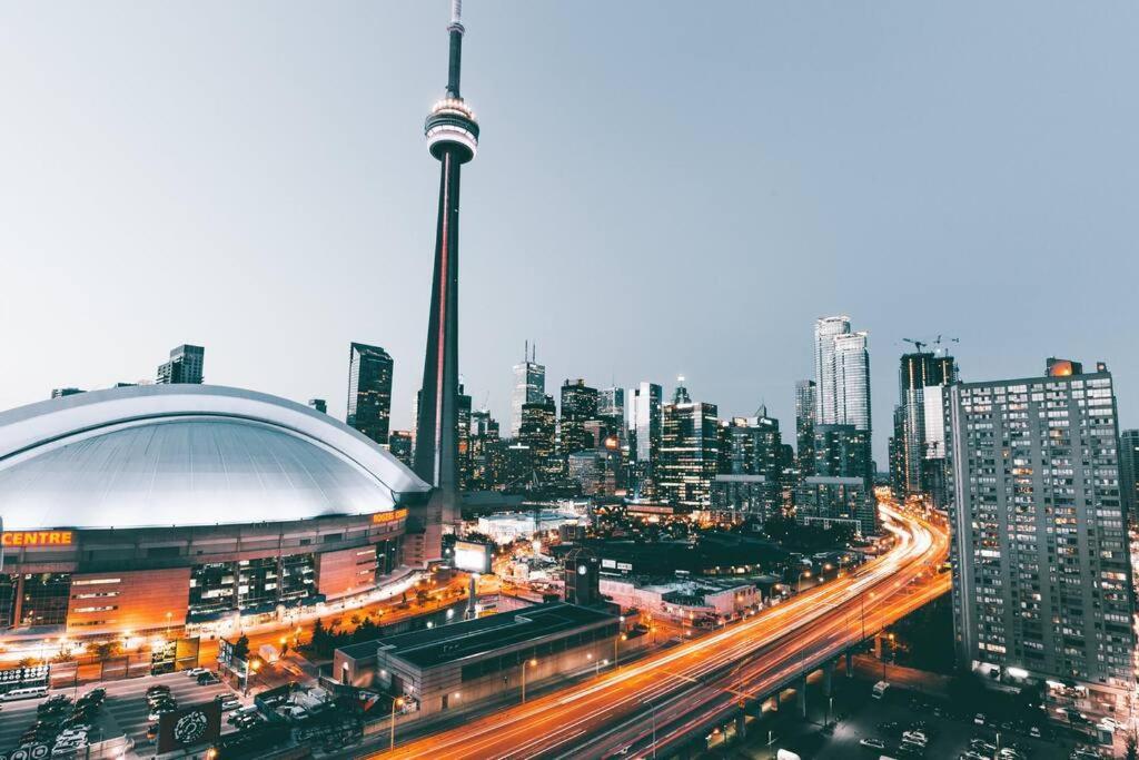 Luxury - Steps To Everything - Balcony View Apartment Toronto
